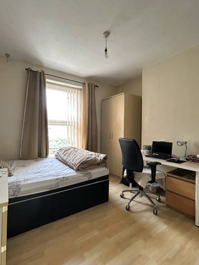 Cozy room in spacious house  Main Photo