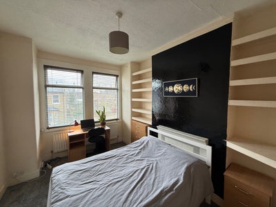 Double bedroom is available at Tooting Broadway Main Photo