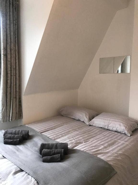 🔥Zone 2- Modern Double Room+ Living Room🔥 Main Photo