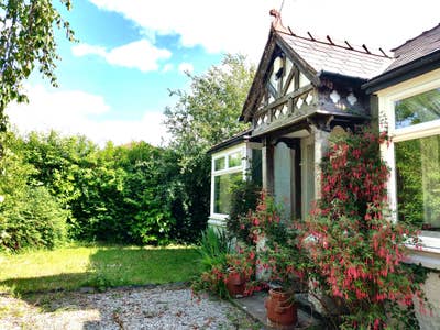 Leafy Bungalow - All Female Respectful Housemates Main Photo