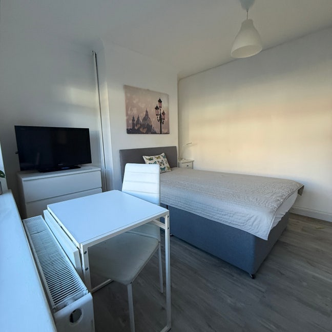 Large double room in quiet residential street  Main Photo
