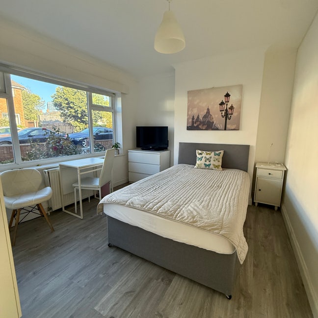 Large double room in quiet residential street  Main Photo