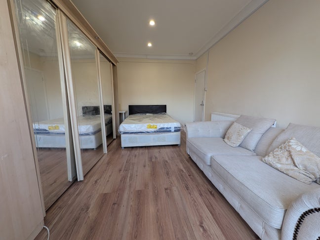 All Bills Included-Parking-Garden-Fully Furnished Main Photo