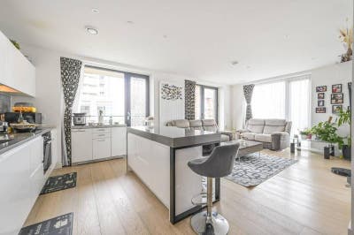 Luxury Double Room in 3-Bed Flat – E16 (Royal Wha Main Photo