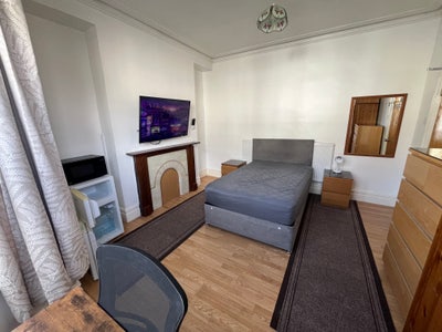 Large Room In Bridgend Main Photo