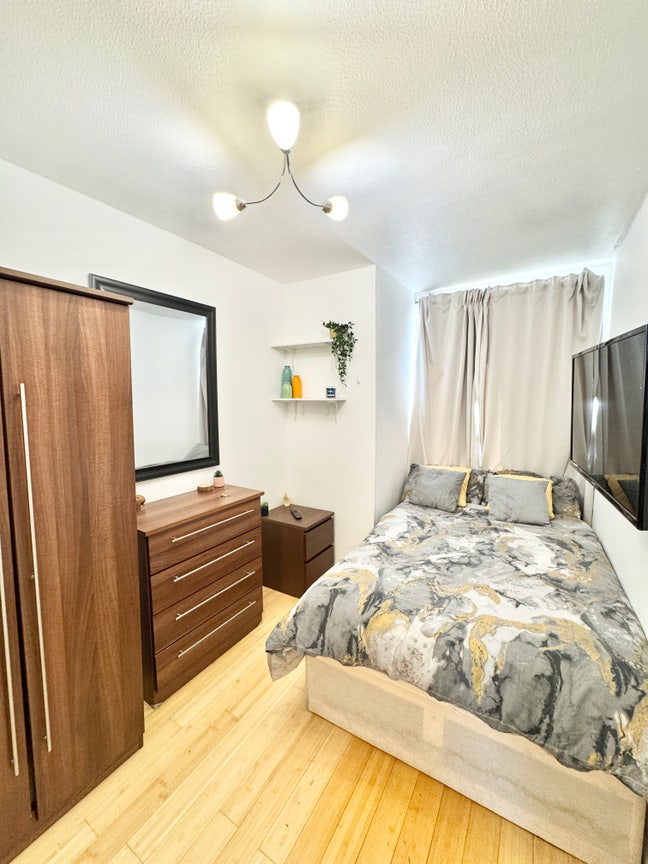 Two Beautiful Rooms in a Modern Flat at Sw!! Main Photo