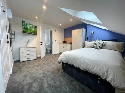  🤩  Large Loft Room • All Female House (26Fr) Main Photo