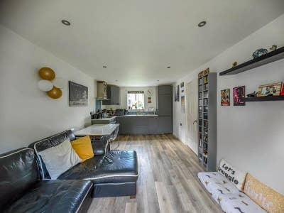 First Floor one bed flat furnished with white good Main Photo