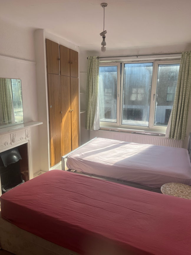 Affordable room in egham Main Photo