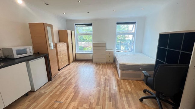 Studio Flat, in North Finchley (N12) Main Photo