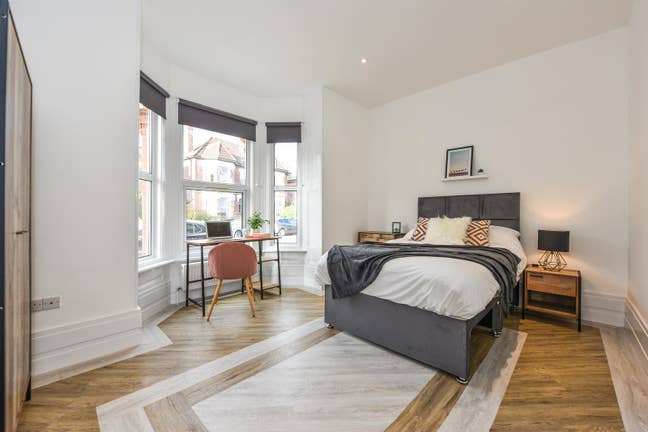 High-end Large Double Ensuite Room - SO14 Main Photo