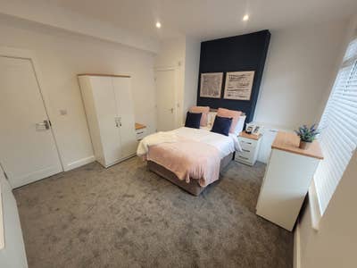  Double Ensuite -  Near J28 (Short Term Available) Main Photo