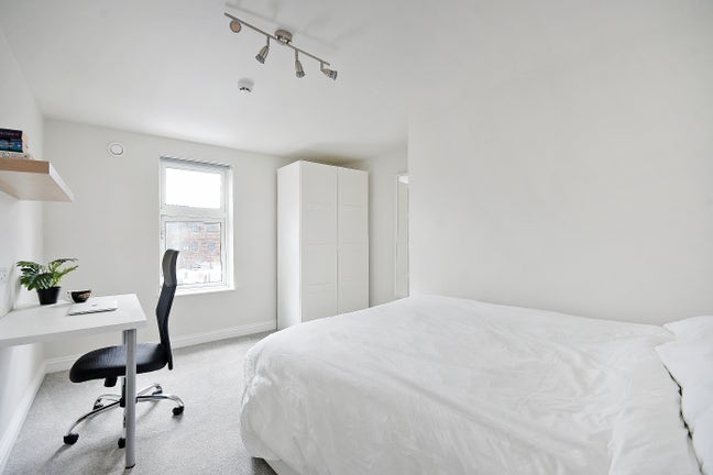 Room to let in large student apartment  Main Photo