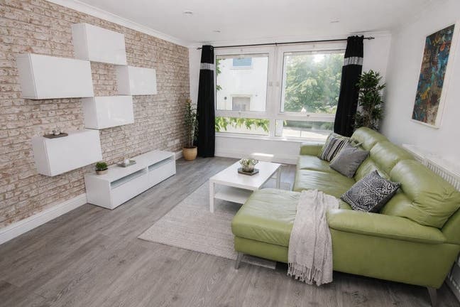  Stylish Double Room in 3-Bed Flat | Canary Wharf Main Photo