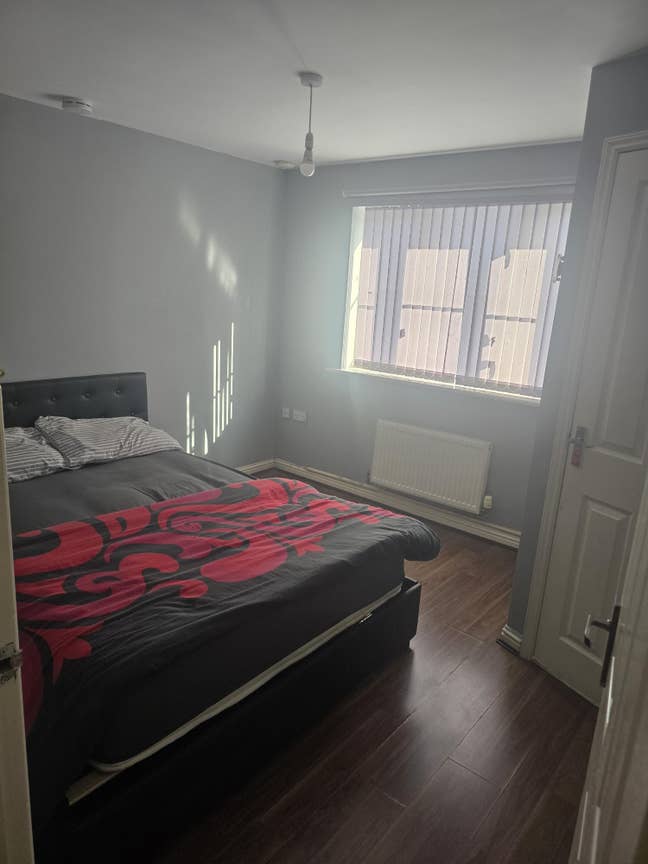 Spacious Double Bedroom with En-Suite Available Main Photo