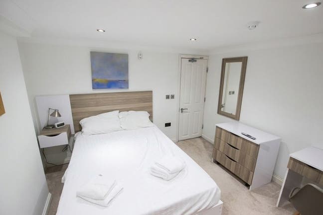 Stunning Double Room Close to Town Centre  Main Photo