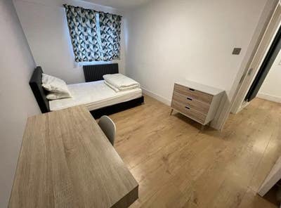 Spacious Double Room in a Prime Location of E14 Main Photo