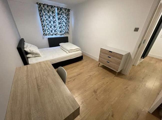 Spacious Double Room in a Prime Location of E14 Main Photo