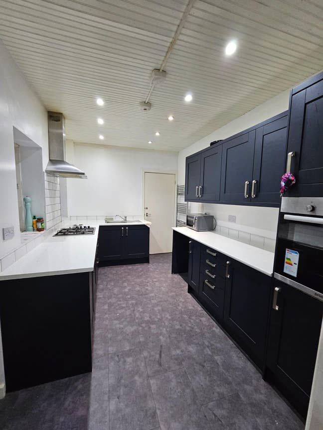 Spacious Part-Furnished 4 Bedroom End-Terrace Hous Main Photo