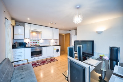 Modern 2 Bed APT near Forest Gate Cross Rail E7 Main Photo