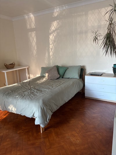 Large double room in family home  Main Photo