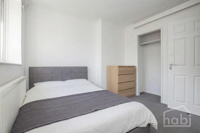 Rooms available in spacious NR2 house! Main Photo