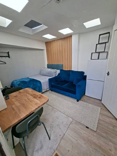 Self-contained studio flat available now Main Photo