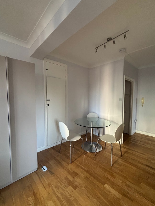 Spacious flat in Warren court  Main Photo