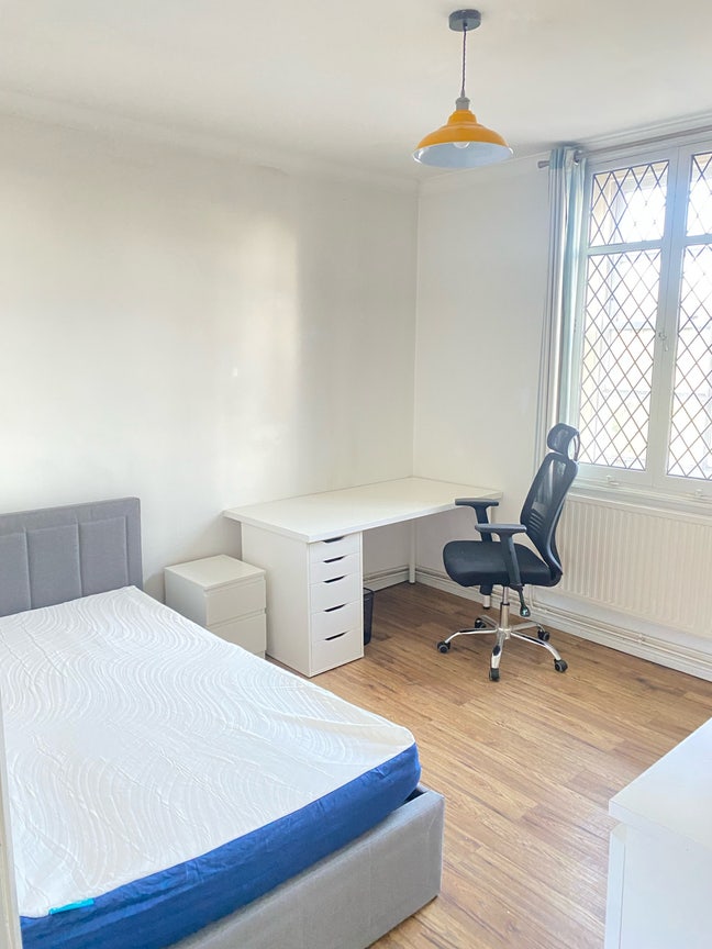 Large Double Room - single use Main Photo