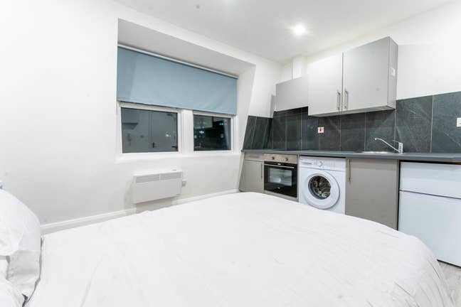 Elephant and Castle*Studio Available Immediately Main Photo