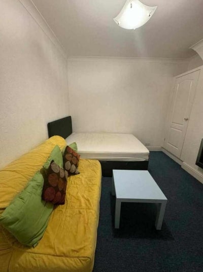  Double Room is available for rent -  L13 3DL Main Photo