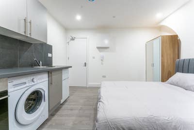 Elephant and Castle*Studio Available Immediately Main Photo