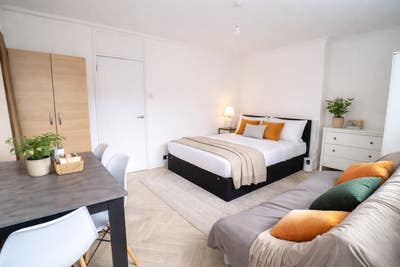 Prime Location!! Large Rooms- Amazing Flat Main Photo