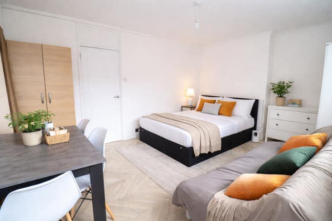 Prime Location!! Large Rooms- Amazing Flat Main Photo