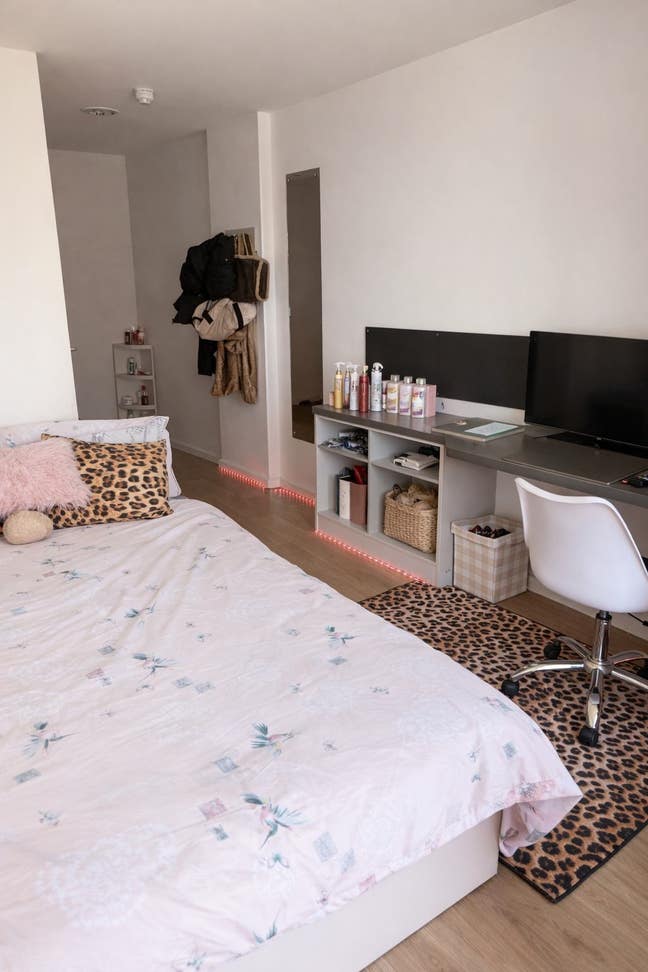 Room take over  Main Photo