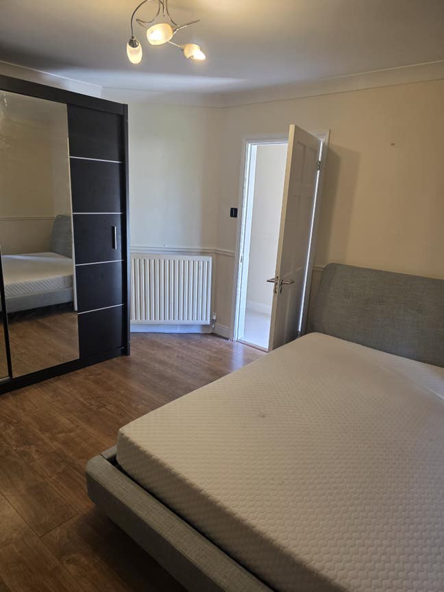 Spacious Luxury Room for Single or Couple Main Photo