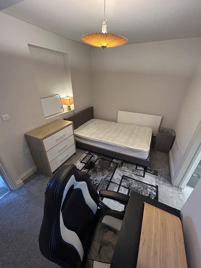 En-suite room walking distance to central line Main Photo
