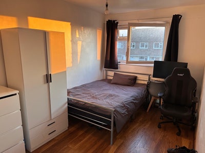 Bright Double Room Available 17th April!  Main Photo