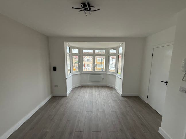 DSS - Studio Flat Available in Eastcote Harrow HA2 Main Photo
