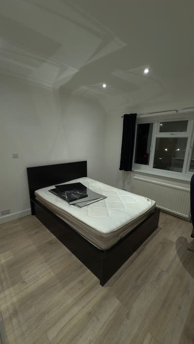 5 Rooms to let - London W12 0SD Main Photo