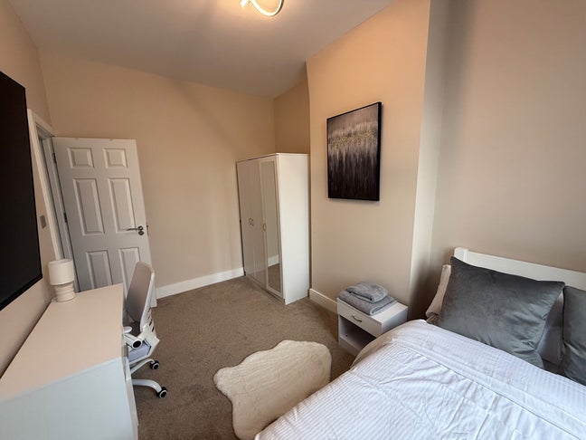 Furnished Room to let in shared House Main Photo