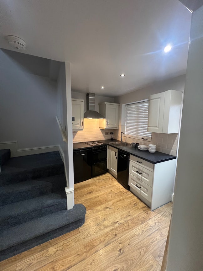 2 bedroom house Main Photo