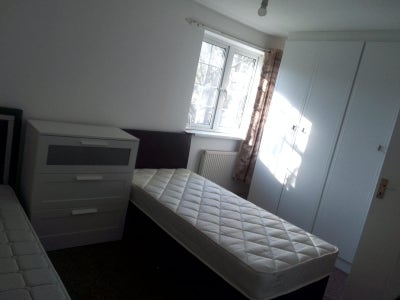 Double room for rent in thamesmead Main Photo