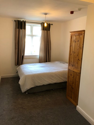 En suite room close to Guildford town .  Main Photo