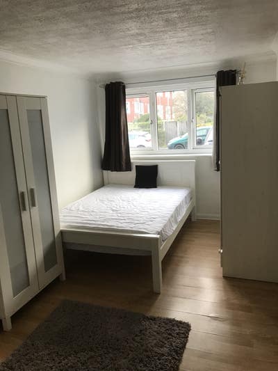 Bracknell Large Double Room. Main Photo
