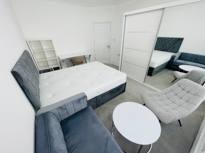  Spacious KingRoom Private LivingArea AllBill Incl Main Photo