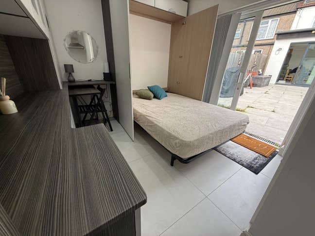 🌿 Furnished Studio in Greenford | Private Space Main Photo