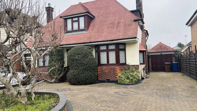 One Double bedroom rent in detached house  Main Photo