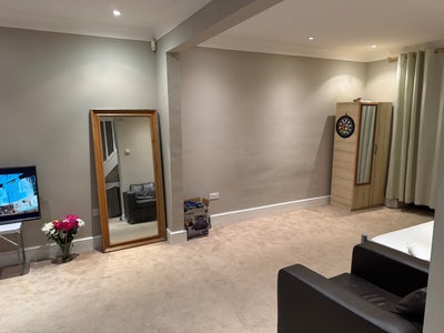 Single room in Peaceful Home - Ideal Location IG6 Main Photo