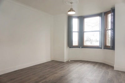 2-bedroom flat with private parking  Main Photo